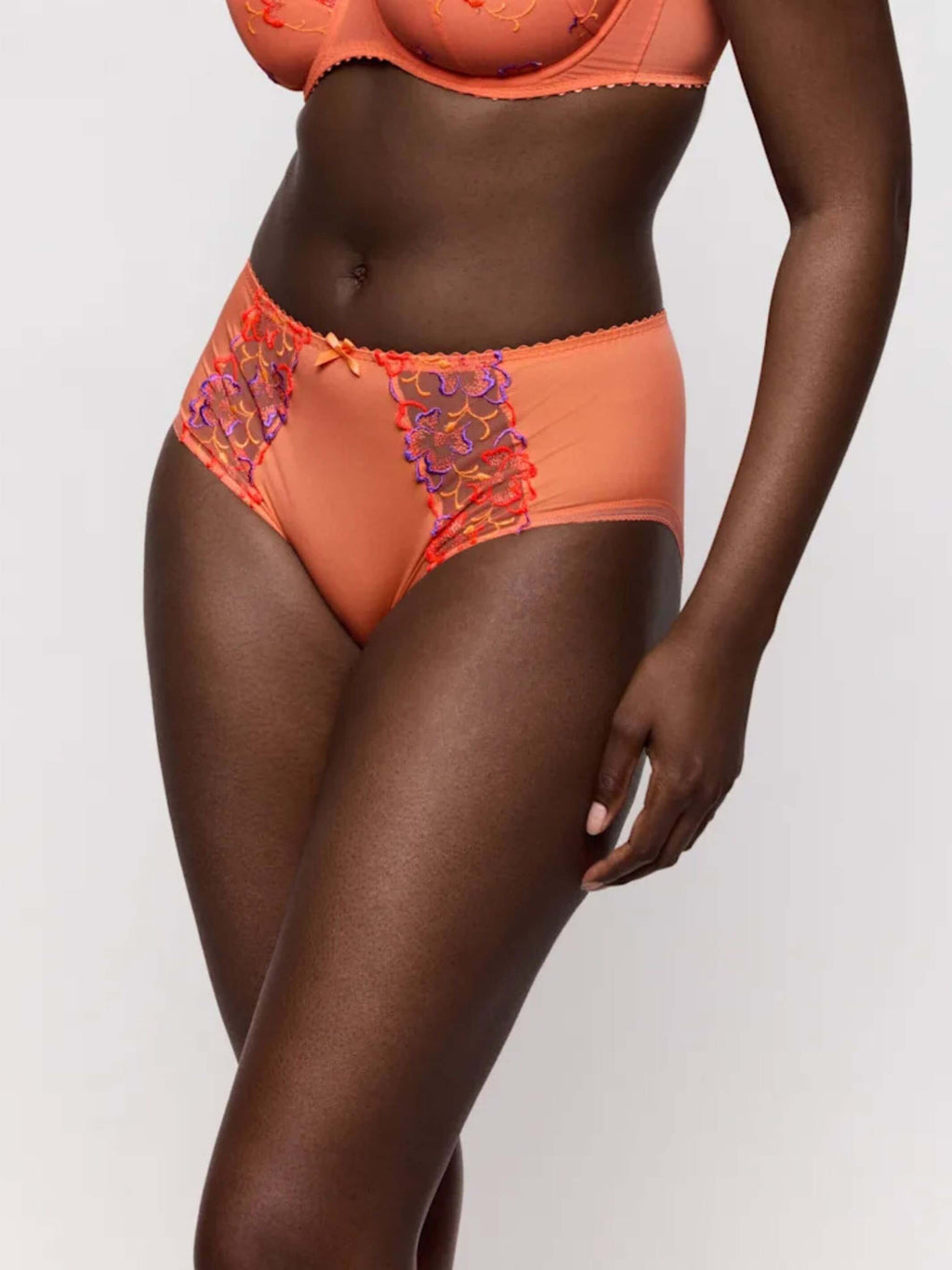 Primadonna-Korkeavyötärö
 Alushousu-Devhada-SunsetBlush, tuote mallilla etupuolelta.