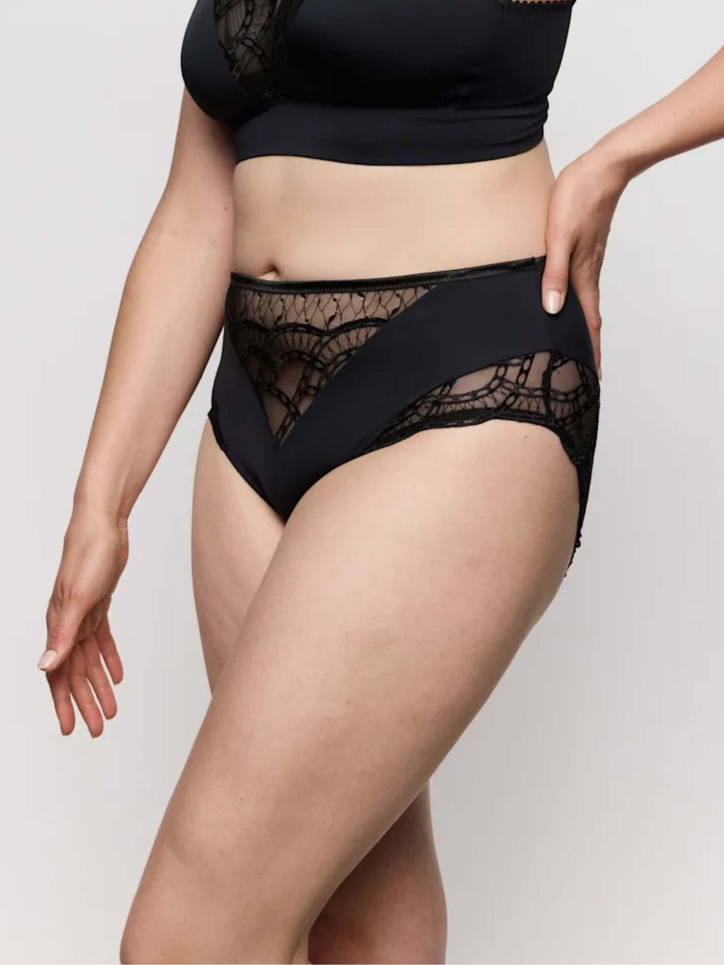 Primadonna-Korkeavyötäröinen  Alushousu-Naica-Musta, tuote mallilla, etupuolelta.